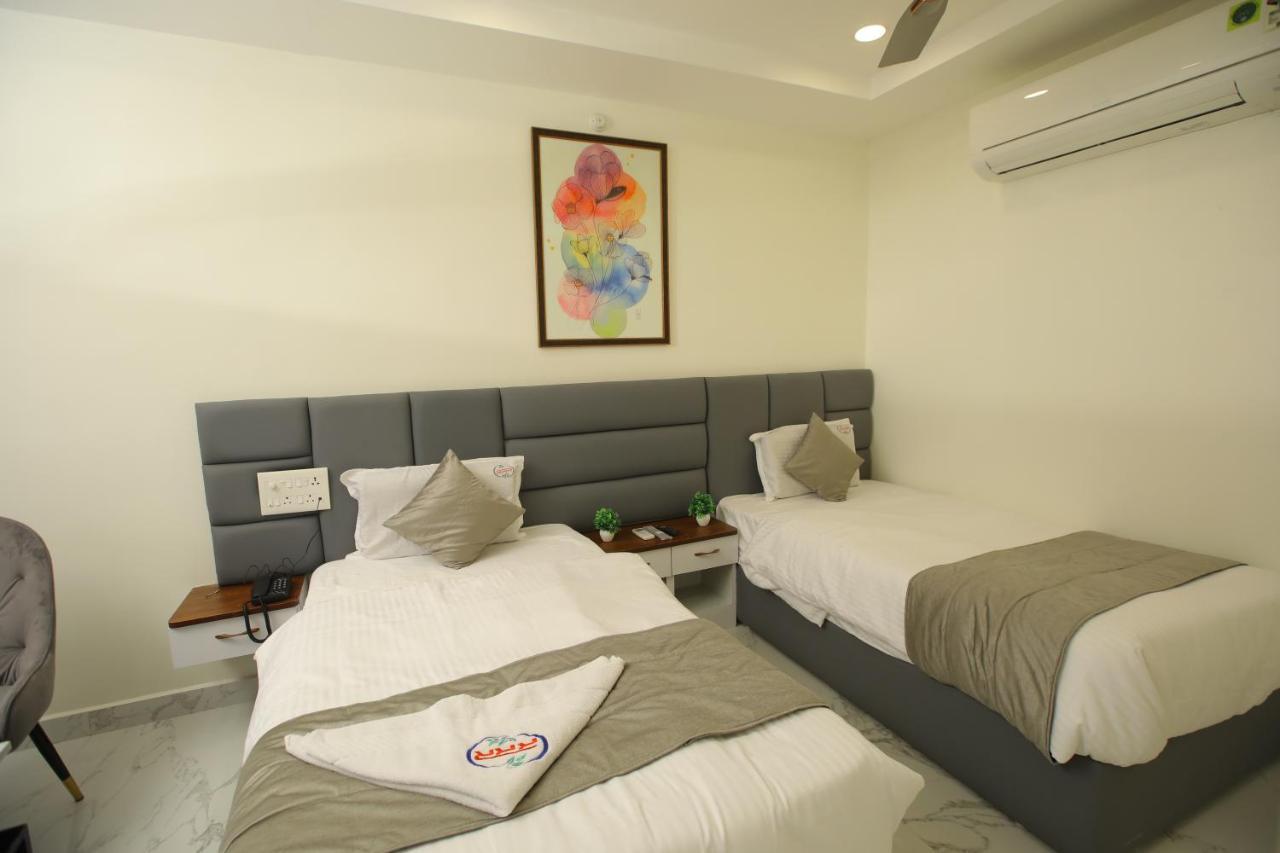 Radha Rani Residency Hotel Khammam Bagian luar foto