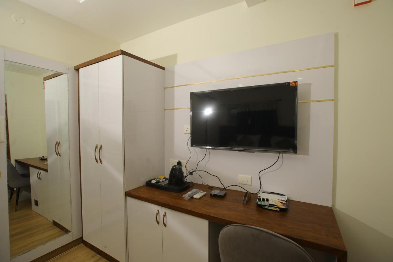 Radha Rani Residency Hotel Khammam Bagian luar foto