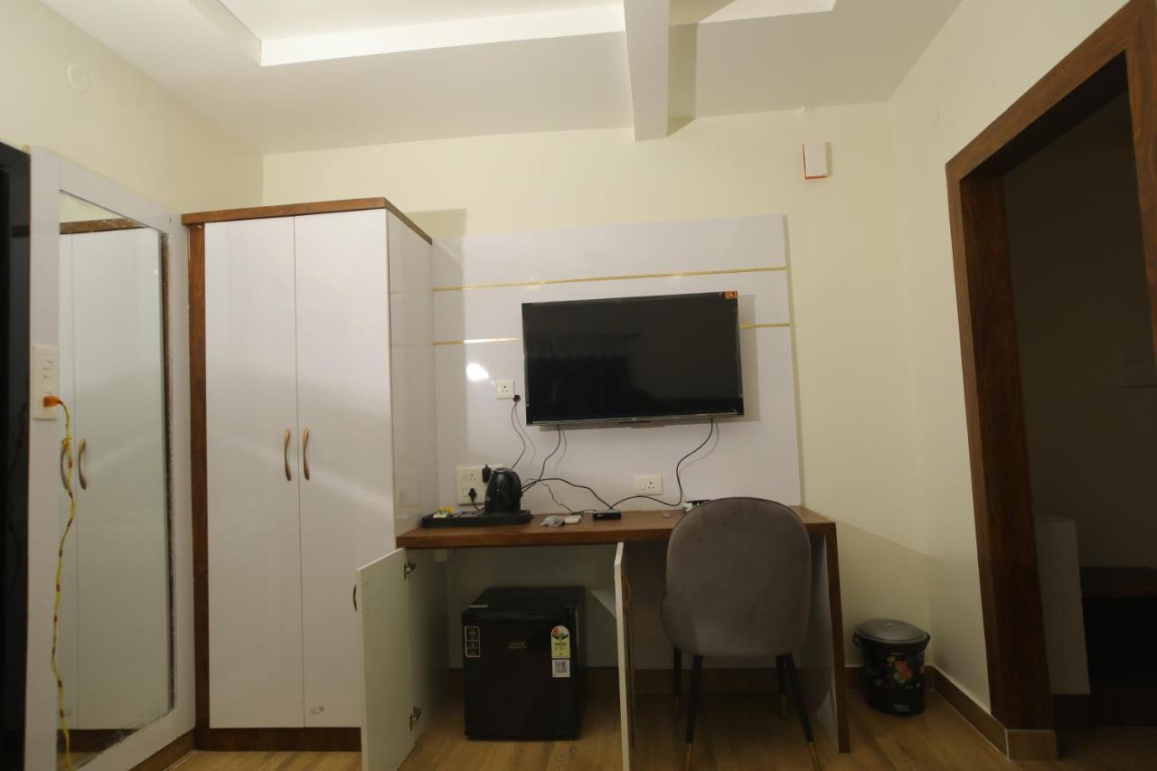 Radha Rani Residency Hotel Khammam Bagian luar foto